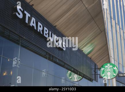 Almaty, Kasachstan - 21. Februar 2025: Starbucks Coffee Shop Logo auf der Fassade. Weltmarke Stockfoto
