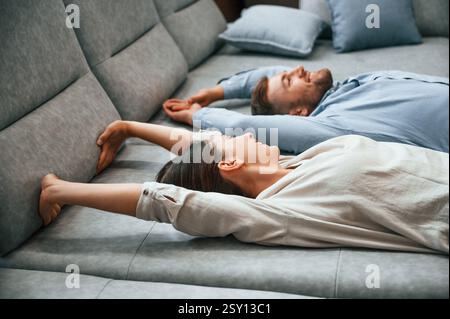 Zusammen legen. Ein Paar wählt das Sofa und das Bett im Laden aus. Stockfoto