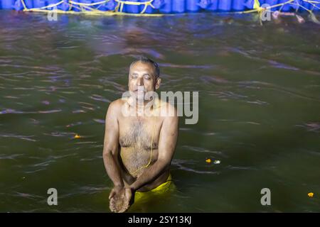 Pilger, die nach einem rituellen Bad im triveni Sangam während des mahakumbh-Bildes beten, werden in maha kumbh mela im Prayagraj uttar pradesh indien aufgenommen. Stockfoto