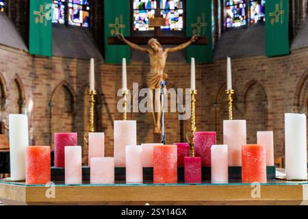 Kerzen in der Kirche St. Nikolaus, Diksmuide, Westflandern, Belgien Stockfoto