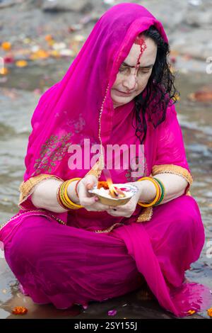Geweihte Heilige Anbetung nach dem heiligen Bad in triveni sangam bei maha kumbh Bild wird in maha kumbh mela im Prayagraj uttar pradesh indien aufgenommen. Stockfoto
