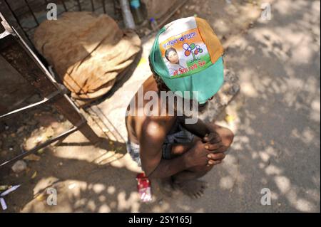 Trinamul Congress TMC Cap mit dem Partei-Symbol von zwei Blumen und grüne Blätter auf dem Kopf ein Street-Vagabund Stockfoto