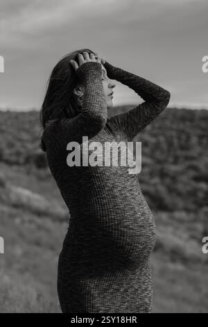 Schwangere Frau in der Natur im Herbst, zärtlicher Moment der Erwartung Stockfoto