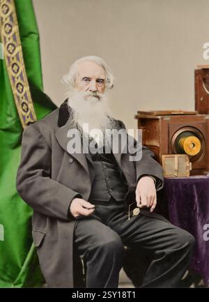 Porträt von Samuel Finley Breese Morse, der mit seiner Daguerreotypkamera namens Morse Daguerreotypkamera (erstellt um 1839–40) posiert. Foto von Abraham Bogardus um 1871. Albumsilberdruck. Morse war 1839 in Paris und teilte mit Daguerre die wissenschaftliche und prominente Bühne. Die beiden Erfinder teilten Notizen über ihre Erfindungen und Morse kehrte mit einer Kamera in die USA zurück, vielleicht die erste Kamera in den USA. Die Kamera wurde von George W. Prosch entworfen. Morse, dessen fotografische Bemühungen begrenzt waren, inspirierte und lehrte eine Reihe von Männern, die wichtig werden sollten Stockfoto
