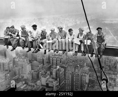 Mittagessen auf einem Wolkenkratzer. Das ikonische Foto von elf Eisenarbeitern, die auf einem Stahlträger des RCA Building sitzen, 850 Meter über dem Boden während des Baus des Rockefeller Center in Manhattan, New York City. Das Foto wurde 1932 für einen Publicity-Stunt aufgenommen Stockfoto