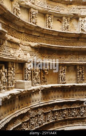 Statue auf der Brunnenwand der Königinnen, Patan, Gujarat, Indien, Asien Stockfoto