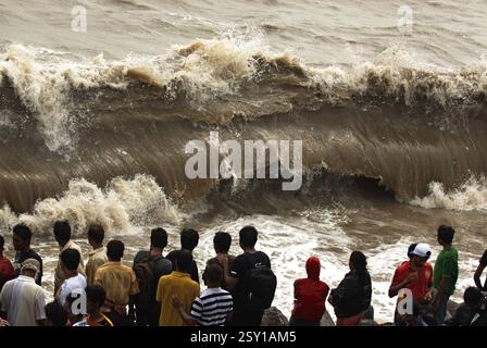 Menschen, die Hochwasser genießen, genießen am Marine Drive, Bombay Mumbai, Maharashtra, Indien, 24. Juli 2009 Stockfoto