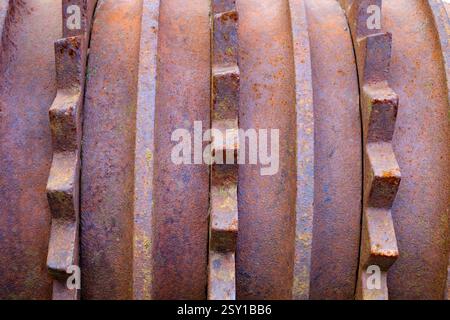 Detaillierte Aufnahme verwitterter, rosteter Metallmaschinen mit Texturen und Patina von Industrieanlagen, die jahrelange Nutzung und Exposition widerspiegeln. Stockfoto