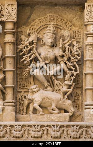 Statue auf Königinnen Brunnen, Patan, Gujarat, Indien, Asien Stockfoto