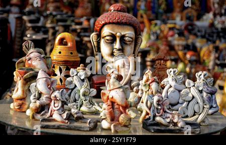 Handgefertigte traditionelle Ton Dekoration, dekorative bunte Keramik, handgemachte traditionelle Ton Dekoration Spielzeug in indischen Markt Stockfoto