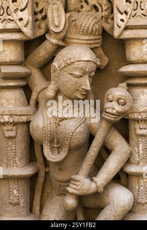 Statue auf der Brunnenwand der Königinnen, Patan, Gujarat, Indien, Asien Stockfoto