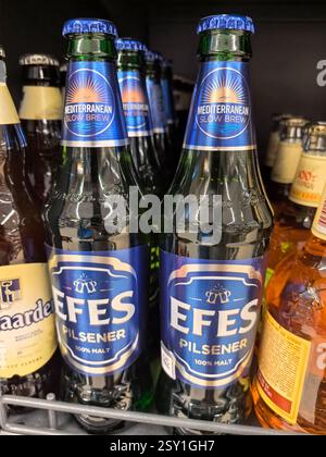 Bobruisk, Weißrussland - 20. Februar 2025: Zwei Flaschen Pilsener Beer EFES stehen an prominenter Stelle in Regalen, die mit verschiedenen Getränken gefüllt sind. Stockfoto