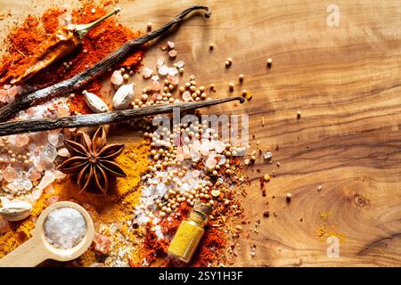 Verschiedene Gewürze auf Holzbrett Stockfoto