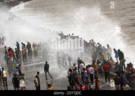 Menschen, die Hochwasser genießen, genießen am Marine Drive, Bombay Mumbai, Maharashtra, Indien, 24. Juli 2009 Stockfoto