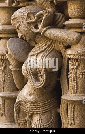 Statue auf Königinnen Brunnen, Patan, Gujarat, Indien, Asien Stockfoto