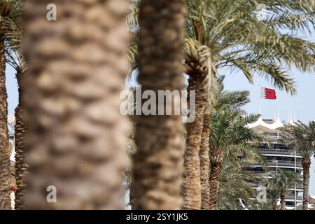 Bahrain, Bahrain. Februar 2025. BAHRAIN, BAHRAIN - 26. FEBRUAR: Allgemeine Ansicht des Fahrerlagers am ersten Tag der F1-Tests auf dem Bahrain International Circuit am 26. Februar 2025 in Bahrain, Bahrain. (Foto: Qian Jun/MB Media) Credit: MB Media Solutions/Alamy Live News Stockfoto