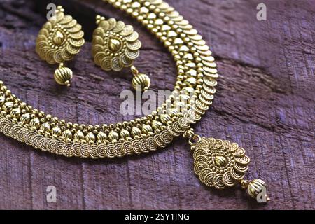 Schöne goldene Paar Ohrringe, Luxus weibliche Schmuck, indischen traditionellen Schmuck, indischen Schmuck Braut Gold Ohrringe Hochzeitsschmuck Stockfoto