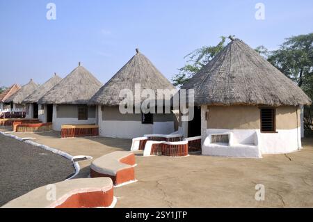 Häuser der Erdenbeben-Resistenz genannt Bunga in Hodka-Banni, Bhuj, Kutch, Gujarat, Indien, Asien Stockfoto