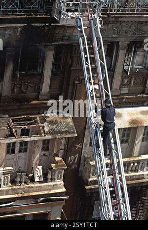Feuerwehrleute klettern auf Leiter in Johri Mansion in Kalbadevi, Bombay Mumbai, Maharashtra, Indien 14. Oktober 2008 Stockfoto