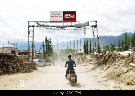 Mann mit Schutzmaske an der leh-Grenze in choglamsar nach einem Sturzflut, Leh, Ladakh, Jammu und Kaschmir, Indien, Asien Stockfoto