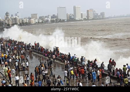 Menschen, die Hochwasserwellen genießen, am Marine Drive Bombay, Mumbai, Maharashtra, India NOMR Stockfoto