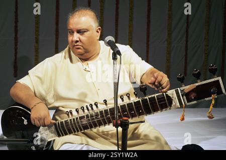 Klassische indische Musiker Sitar Spieler Ustad Shujaat Khan Mumbai Maharashtra Indien Asien Stockfoto