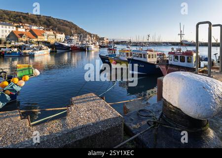 Fischerboote liegen im Winter im Hafen von Scarborough, England Stockfoto