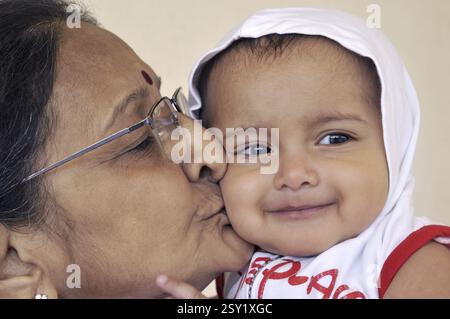 Großmutter küsst Enkeltochter Indien MR#736LA MR#364 Stockfoto
