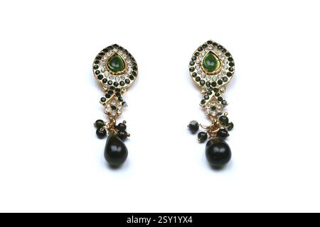 Schönes goldenes Paar Ohrringe Diamanten Edelsteine auf weißem Hintergrund. Luxuriöser Frauenschmuck, traditioneller indischer Schmuck, Kundan-Ohrring, Braut Stockfoto