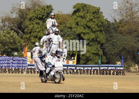 Die indische Armee führt einen synchronisierten Balanceakt auf Motorrädern bei Jabalpur Madhya Pradesh India Asia durch Stockfoto