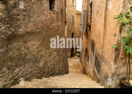 Die Treppe führt zwischen zwei Reihen von alten mittelalterlichen Steinbauten hinunter Stockfoto