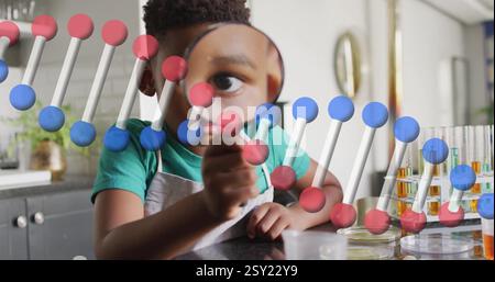Bild des dna-Strangs über dem afroamerikanischen Jungen mit Lupe im Labor Stockfoto
