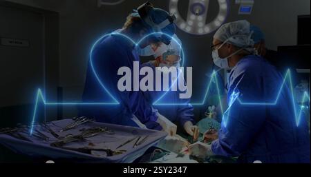 Bild des EKG-Schreibers über verschiedene Chirurgen während der Operation Stockfoto