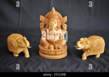 Sandelholz ganesha und Elefant, jaipur, rajasthan, Asien, Indien, Asien Stockfoto
