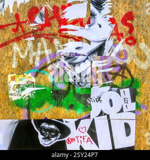 Graffiti und Plakate auf Spanplatten - Tours, Indre-et-Loire (37), Frankreich. Stockfoto