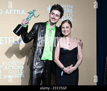 23. Februar 2025, Los Angeles, Kalifornien, USA: Timothee Chalamet und Nicole Flender nehmen an der 31. Jährlichen Filmschauspieler-Gilde AwardsÂ® - Red Carpet Teil. (Credit Image: © Billy Bennight/ZUMA Press Wire) NUR REDAKTIONELLE VERWENDUNG! Nicht für kommerzielle ZWECKE! Stockfoto