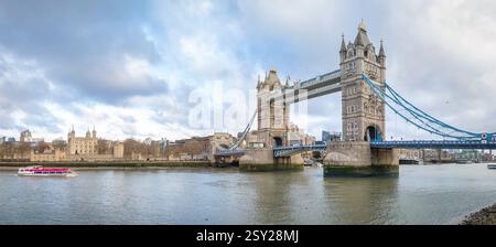 Panoramablick auf die London Tower Bridge über die Themse – ikonisches historisches Wahrzeichen, das Tradition und Innovation im Herzen Londons verbindet Stockfoto