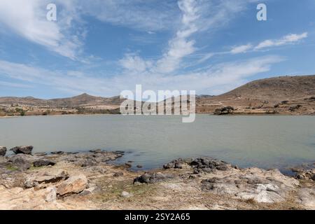 Atemberaubende Landschaft von Arroyo de la Playa, Doktor Mora, Guanajuato, mit ruhigem Wasser, zerklüfteten Hügeln, und ein leuchtender blauer Himmel. Perfekt für TRA Stockfoto