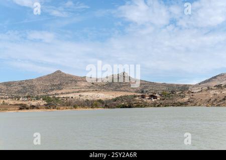 Faszinierende Landschaft von Arroyo de la Playa, Doktor Mora, Guanajuato, mit ruhigem Wasser und zerklüfteten Bergen. Ideal für Natur- und Reisefotos Stockfoto
