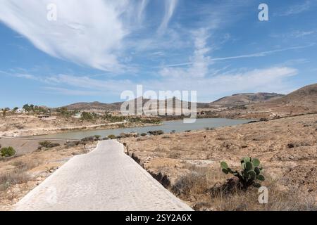 Erkunden Sie die atemberaubende Landschaft von Lugar es Arroyo de la Playa, Doktor Mora in Guanajuato. Mit felsigen Hügeln, weiten Himmeln und einem ruhigen Gewässer Stockfoto