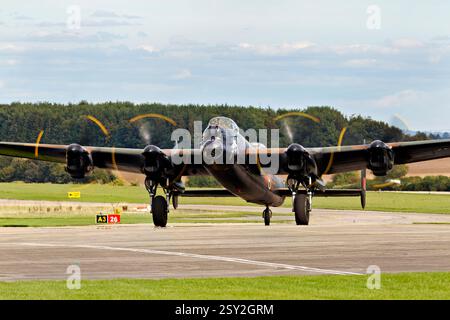Kemble, Gloucestershire, Vereinigtes Königreich – 18. September 2010: Ein Bomber der RAF Avro Lancaster B1, PA474, während des Battle of Britain Memorial Flight Stockfoto