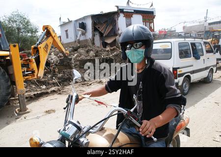 Mann mit Schutzmaske in choglamsar nach einem Sturzflut, Leh, Ladakh, Jammu und Kaschmir, Indien NOMR Stockfoto