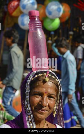 Frau mit Wasserflasche auf dem Kopf, jodhpur, rajasthan, Indien, Asien Stockfoto