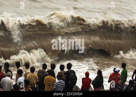 Menschen, die Hochwasserwellen genießen, am Marine Drive Bombay, Mumbai, Maharashtra, Indien, Asien Stockfoto