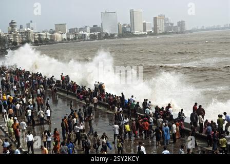 Menschen, die Hochwasser genießen, genießen am Marine Drive, Bombay Mumbai, Maharashtra, Indien, 24. Juli 2009 Stockfoto