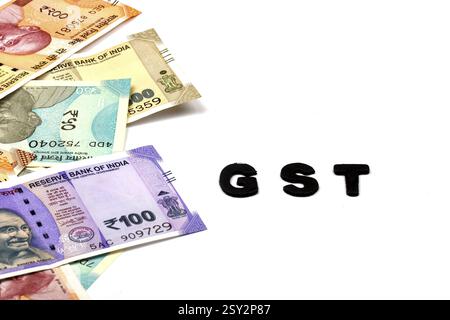 GST-Konzept, GST-Alphabet zum Geldhintergrund, Geschäfts- und Finanzkonzepte, Indische Währung, Rupie, Indische Rupie, Indisches Geld, Business, fina Stockfoto