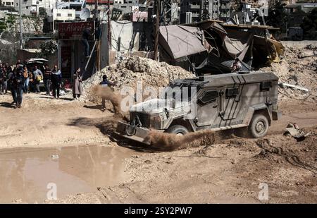 Tulkarm, Palästina. Februar 2025. Ein israelisches Militärfahrzeug patrouilliert durch die Straßen des zerstörten Flüchtlingslagers nur Shams. Israelische Truppen erlaubten den Bewohnern, ihre Sachen zurückzuholen, nachdem sie Abrissanzeigen für mehrere Häuser ausgestellt hatten, während eines wochenlangen Angriffs auf das Westjordanland, bei dem rund 30.000 Palästinenser aus ihren Häusern innerhalb des nur Shams Flüchtlingslagers vertrieben wurden. Quelle: SOPA Images Limited/Alamy Live News Stockfoto