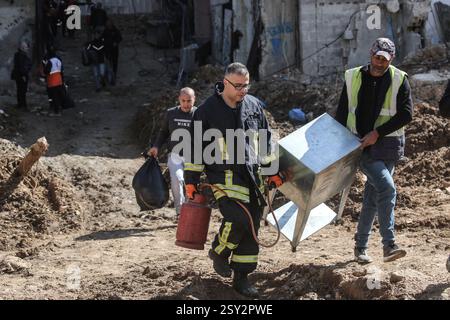 Tulkarm, Palästina. Februar 2025. Palästinensische Familien tragen ihre Sachen, als sie aus dem Flüchtlingslager Nour Shams fliehen. Israelische Truppen erlaubten den Bewohnern, ihre Sachen zurückzuholen, nachdem sie Abrissanzeigen für mehrere Häuser ausgestellt hatten, während eines wochenlangen Angriffs auf das Westjordanland, bei dem rund 30.000 Palästinenser aus ihren Häusern innerhalb des nur Shams Flüchtlingslagers vertrieben wurden. Quelle: SOPA Images Limited/Alamy Live News Stockfoto