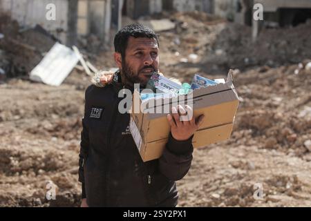 Tulkarm, Palästina. Februar 2025. Palästinensische Familien tragen den Inhalt ihrer Häuser, während sie aus dem palästinensischen Flüchtlingslager Nour Shams in der Nähe von Tulkarm fliehen. Israelische Truppen erlaubten den Bewohnern, ihre Sachen zurückzuholen, nachdem sie Abrissanzeigen für mehrere Häuser ausgestellt hatten, während eines wochenlangen Angriffs auf das Westjordanland, bei dem rund 30.000 Palästinenser aus ihren Häusern innerhalb des nur Shams Flüchtlingslagers vertrieben wurden. Quelle: SOPA Images Limited/Alamy Live News Stockfoto