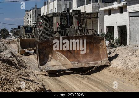 Tulkarm, Palästina. Februar 2025. Israelische Militärbulldozer sahen, wie sie Infrastruktur und Straßen im zerstörten Flüchtlingslager nur Shams zerstörten. Israelische Truppen erlaubten den Bewohnern, ihre Sachen zurückzuholen, nachdem sie Abrissanzeigen für mehrere Häuser ausgestellt hatten, während eines wochenlangen Angriffs auf das Westjordanland, bei dem rund 30.000 Palästinenser aus ihren Häusern innerhalb des nur Shams Flüchtlingslagers vertrieben wurden. Quelle: SOPA Images Limited/Alamy Live News Stockfoto